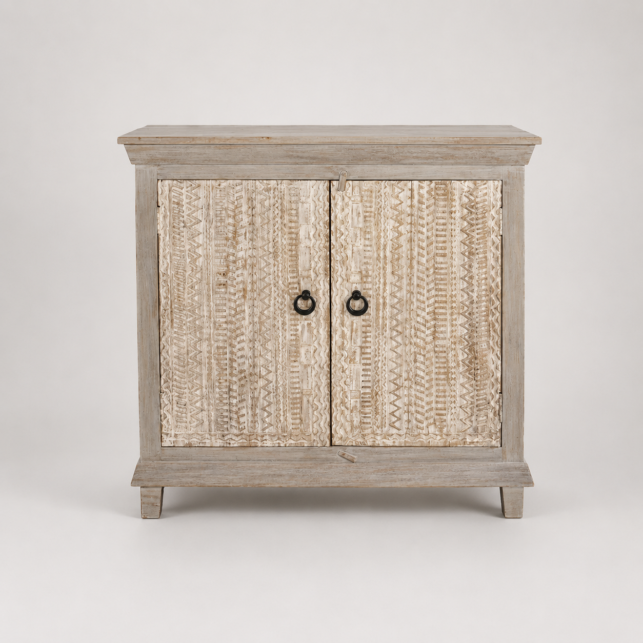 COMODA TALLADA PUERTAS BLANCAS