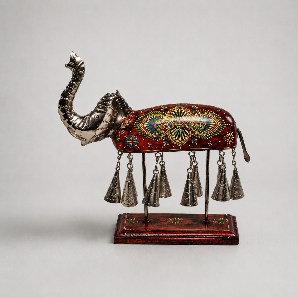 ELEFANTE ROJO CON METAL Y CAMPANAS