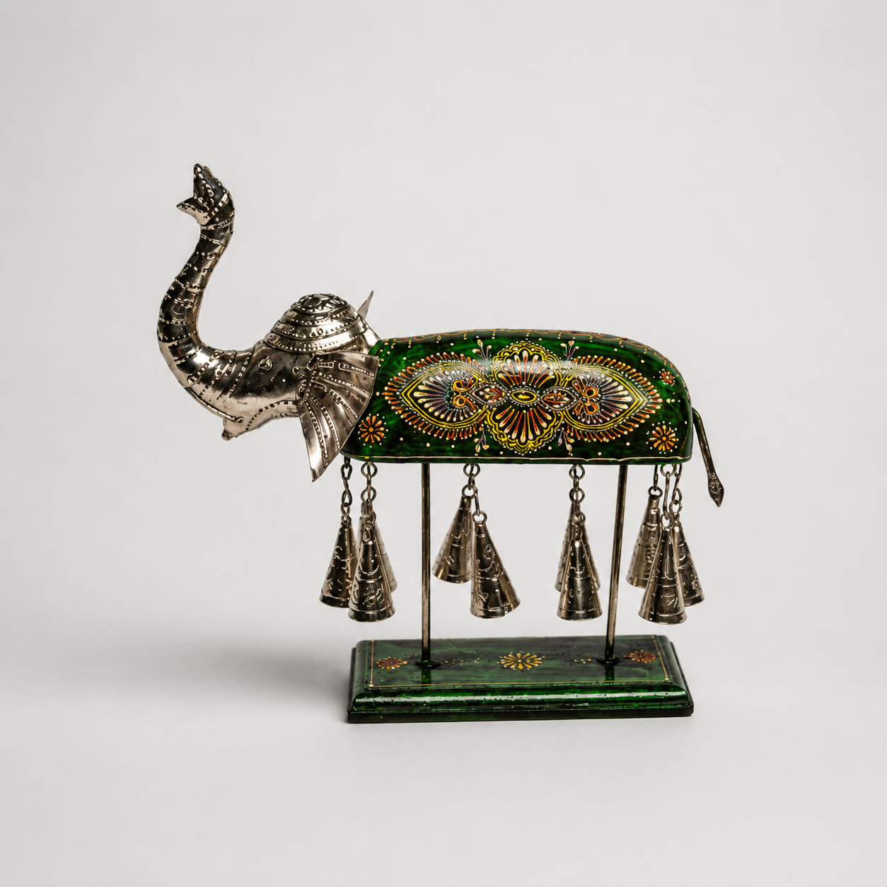 ELEFANTE VERDE CON METAL Y CAMPANAS