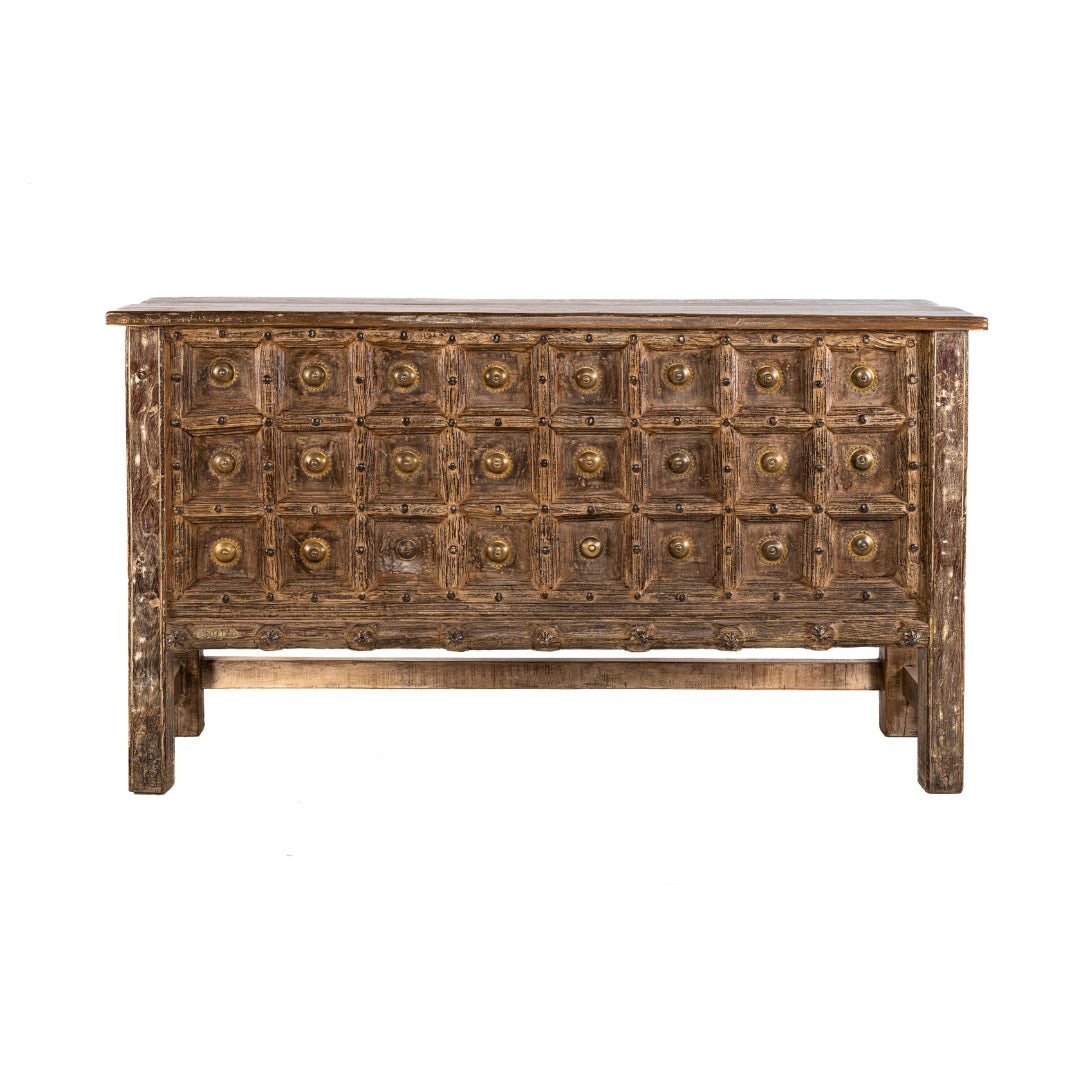 CREDENZA CON TALLA Y REMACHES DE METAL