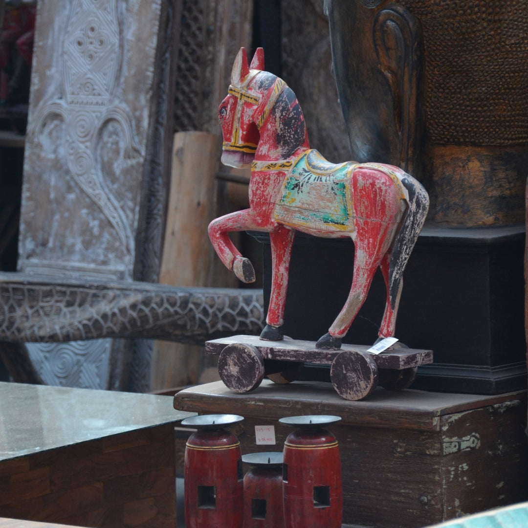 FIGURA CABALLO CON BASE ROJO