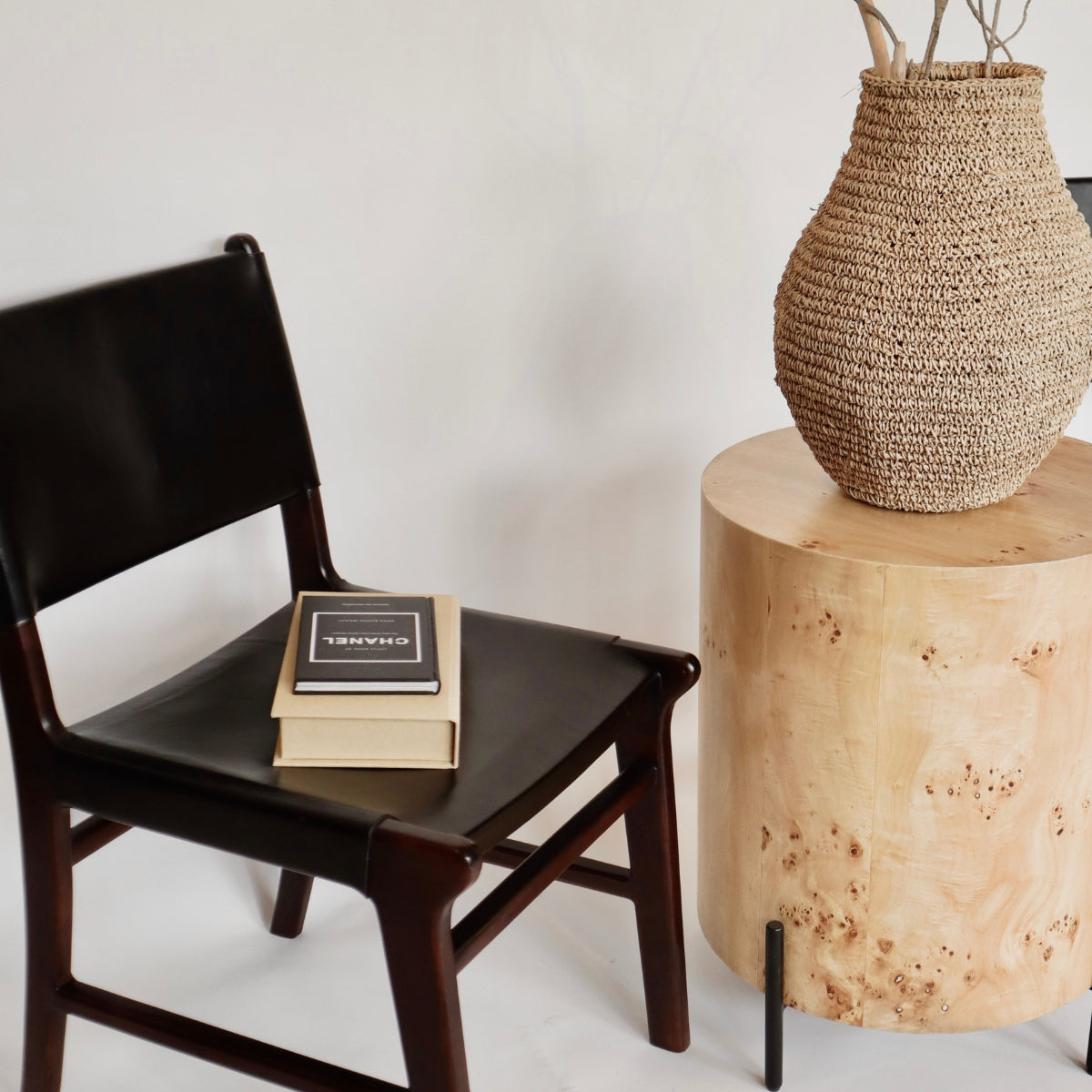 SILLA DE PIEL NEGRA
