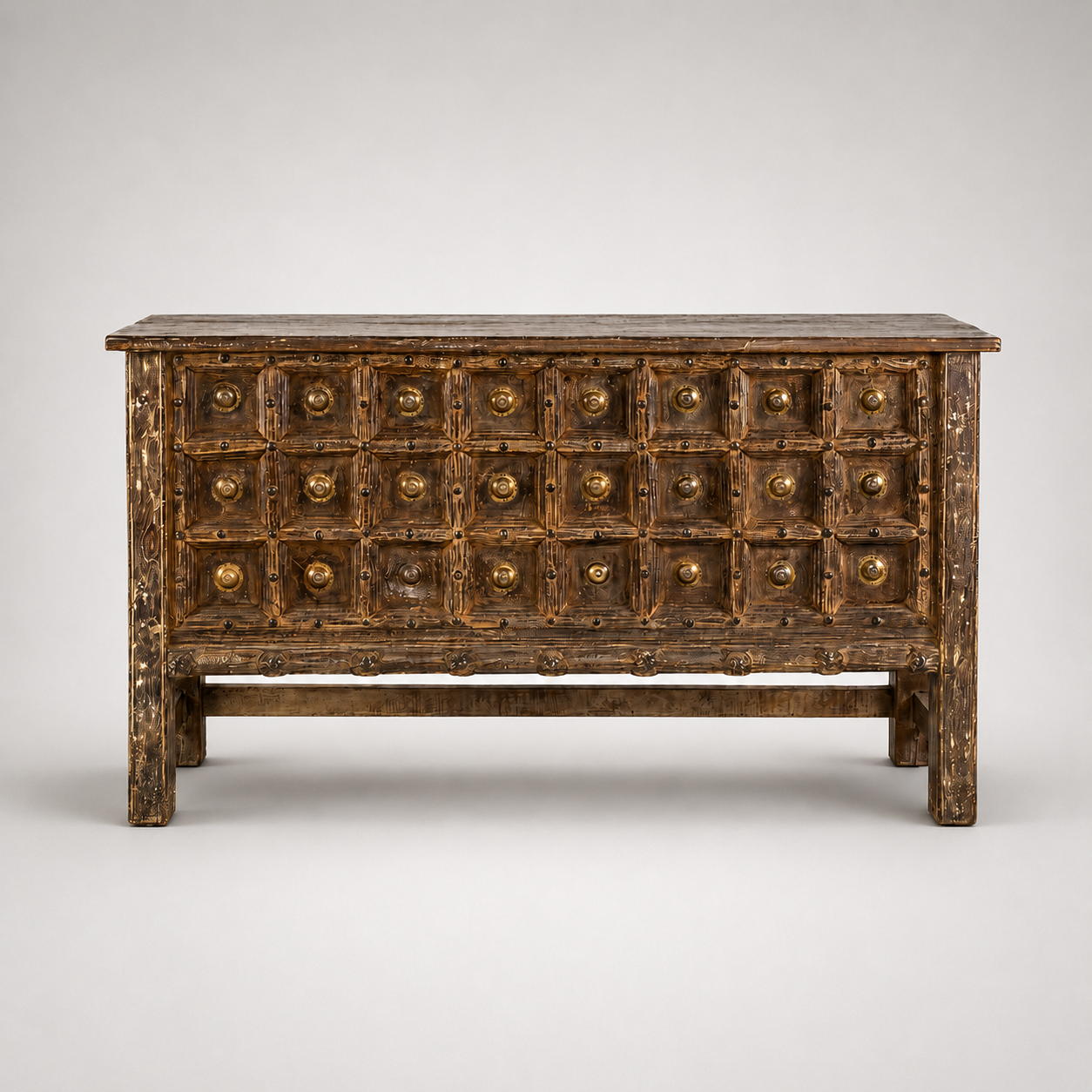 CREDENZA CON TALLA Y REMACHES DE METAL