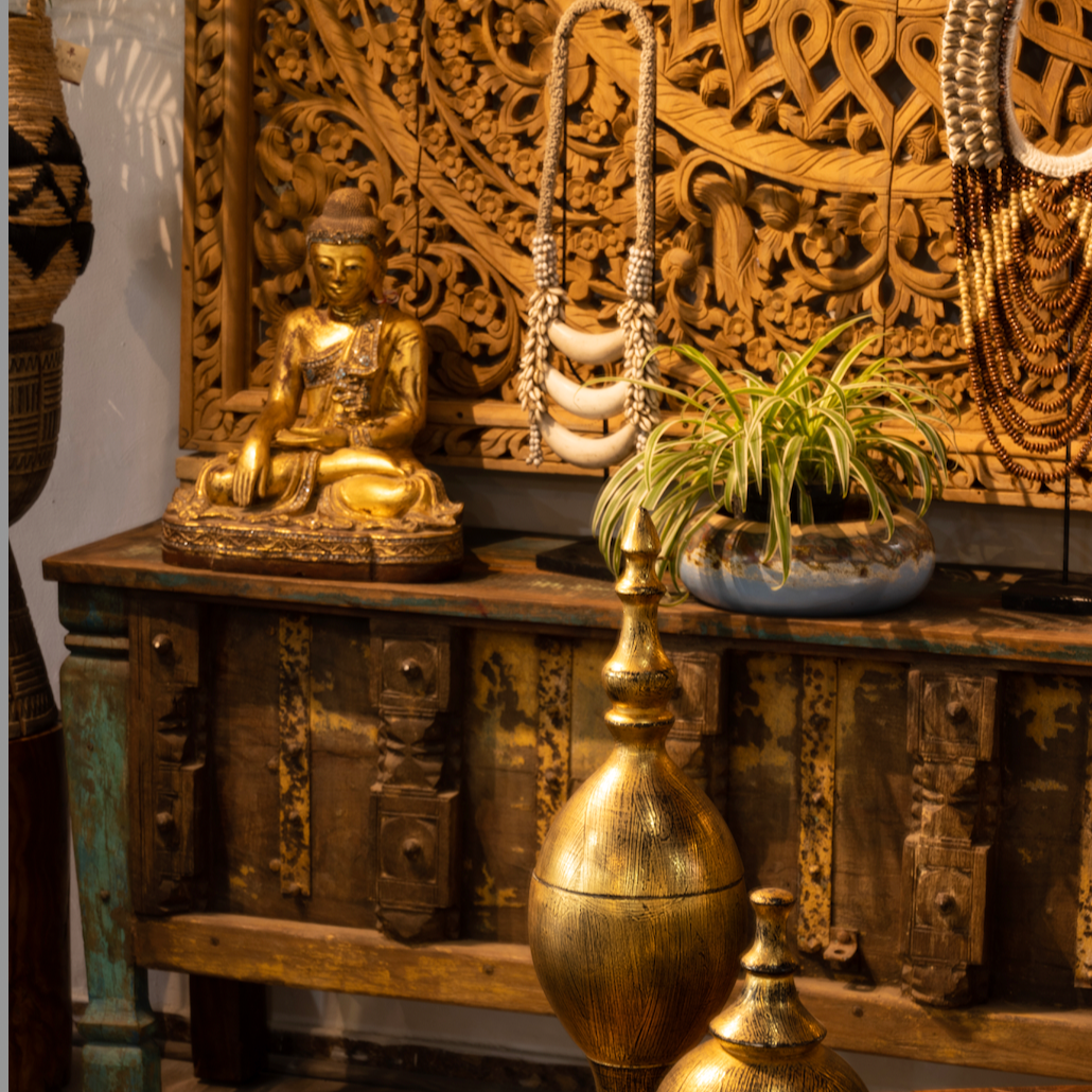 BUDA ANTIGUO CON PIEDRAS
