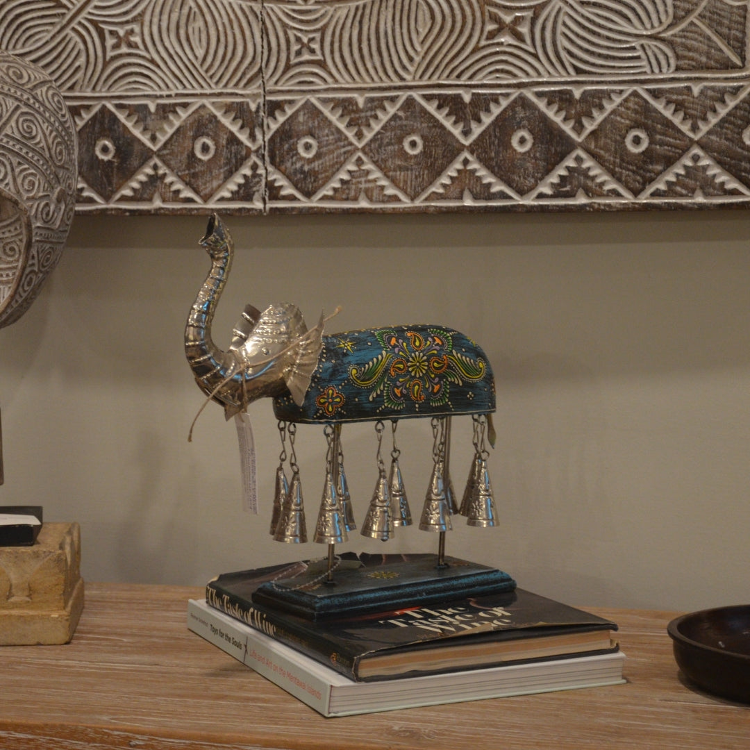 ELEFANTE AZUL CON METAL Y CAMPANAS