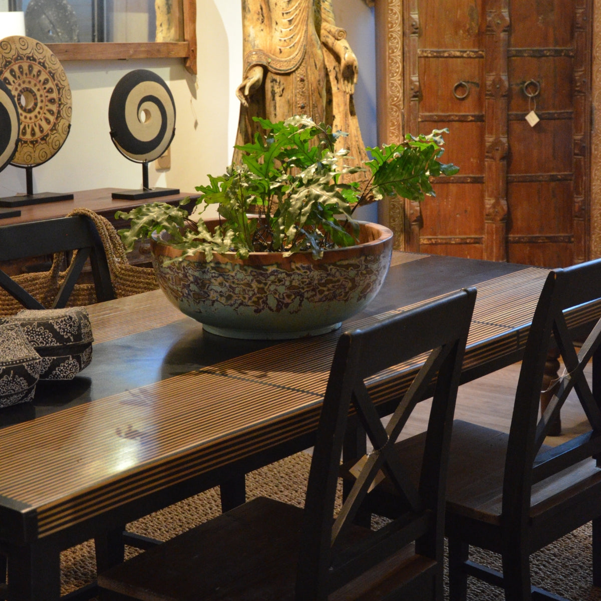 SILLA CON RESPALDO NEGRO
