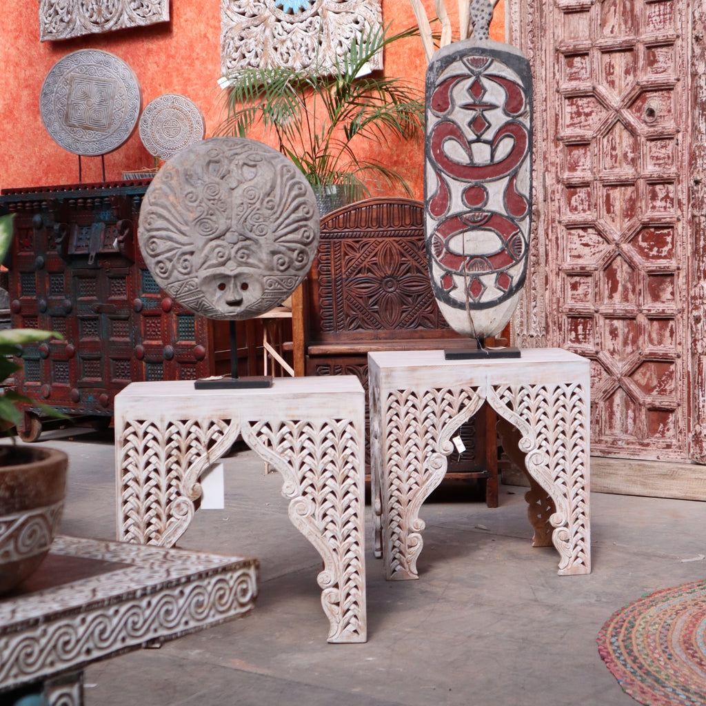 MESA AUXILIAR TALLADA CON ARCO