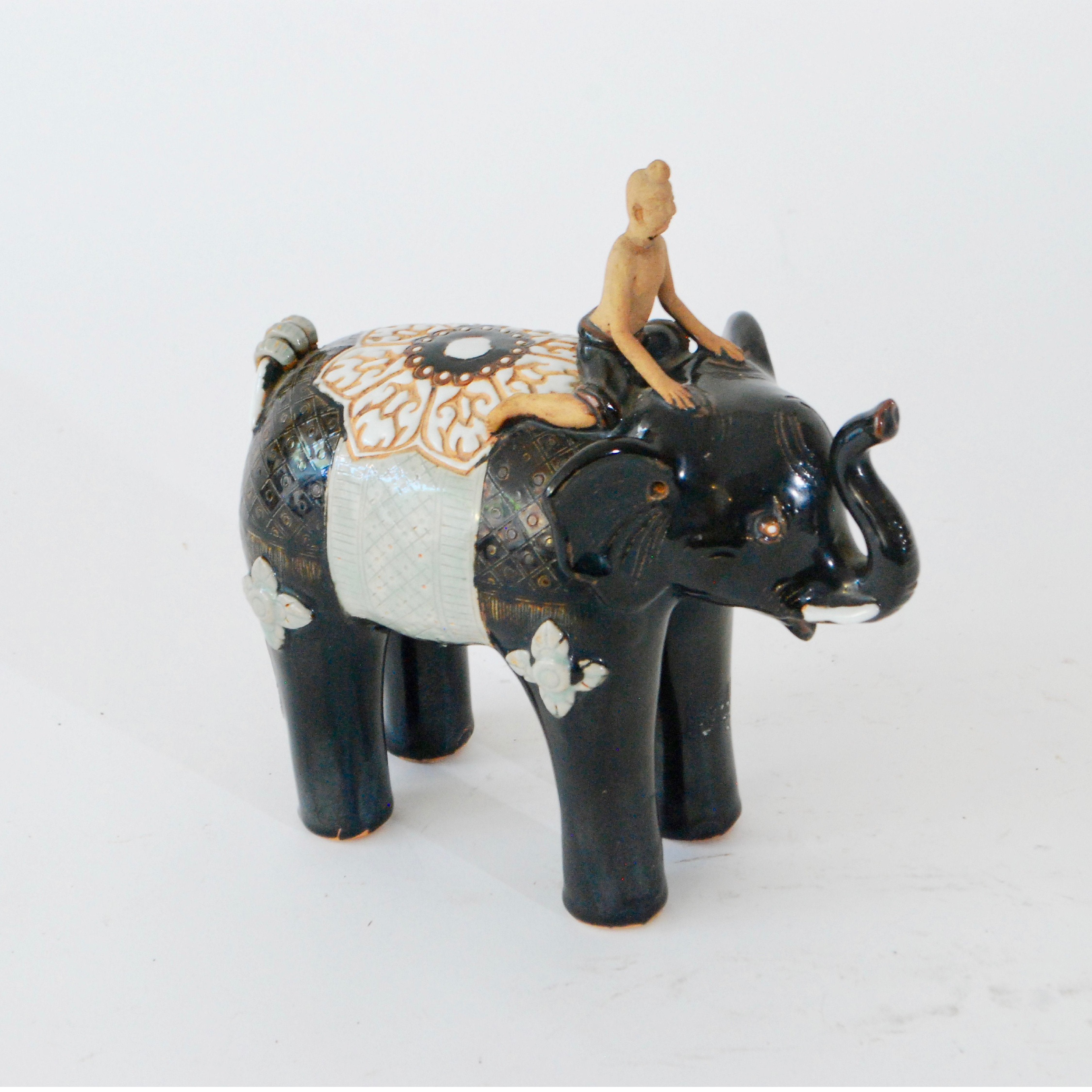 ELEFANTE CON MONO